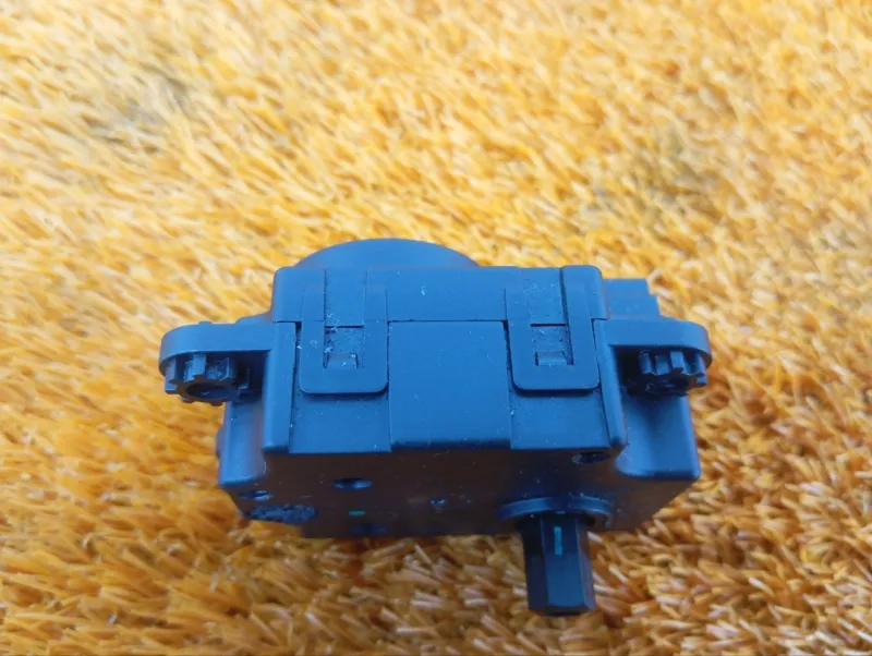 Сервопривод заслонок печки