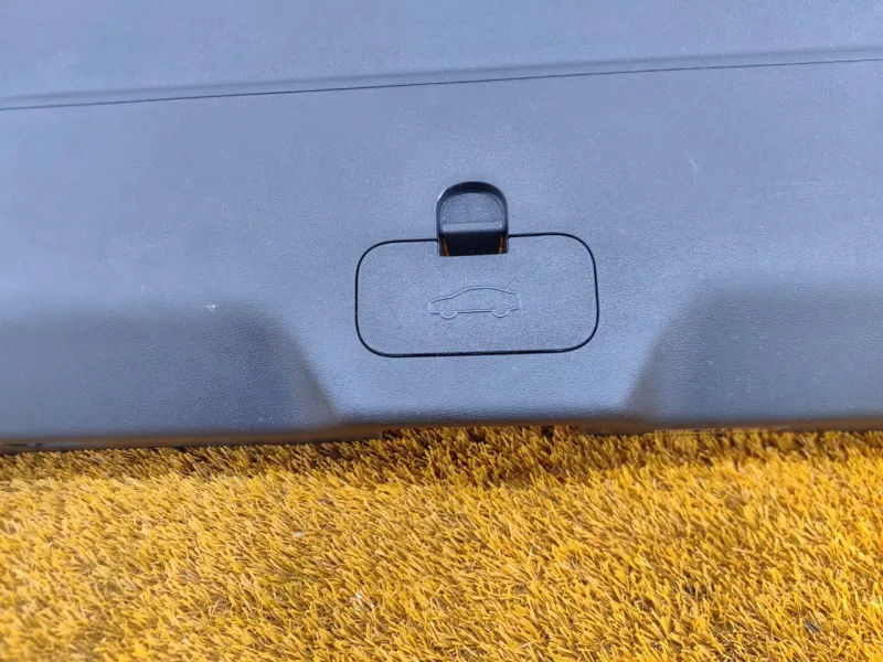 Обшивка двери багажника