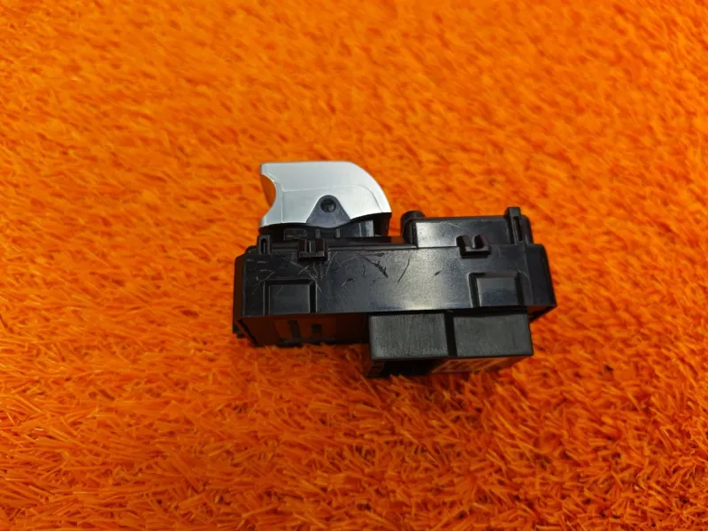 Кнопка стеклоподъемника