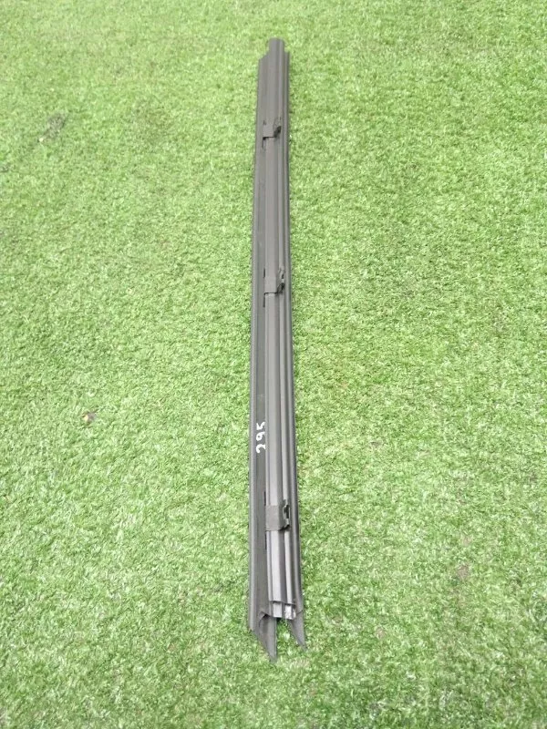 Направляющая стекла двери