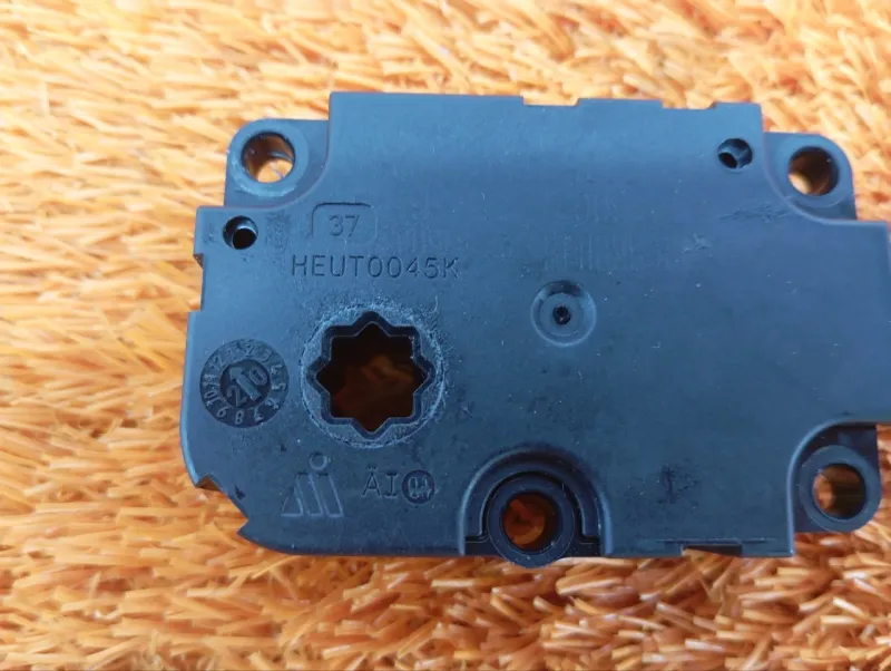 Сервопривод заслонок печки