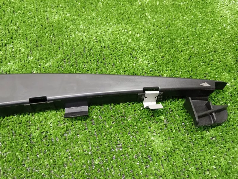 Кронштейн уплотнителя двери