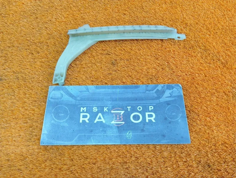 Направляющая стекла двери