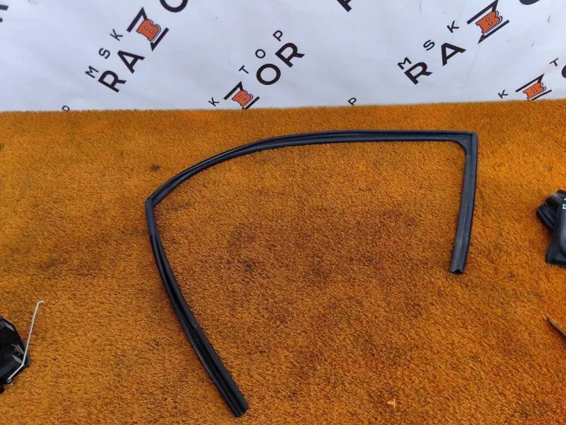 Уплотнитель стекла двери