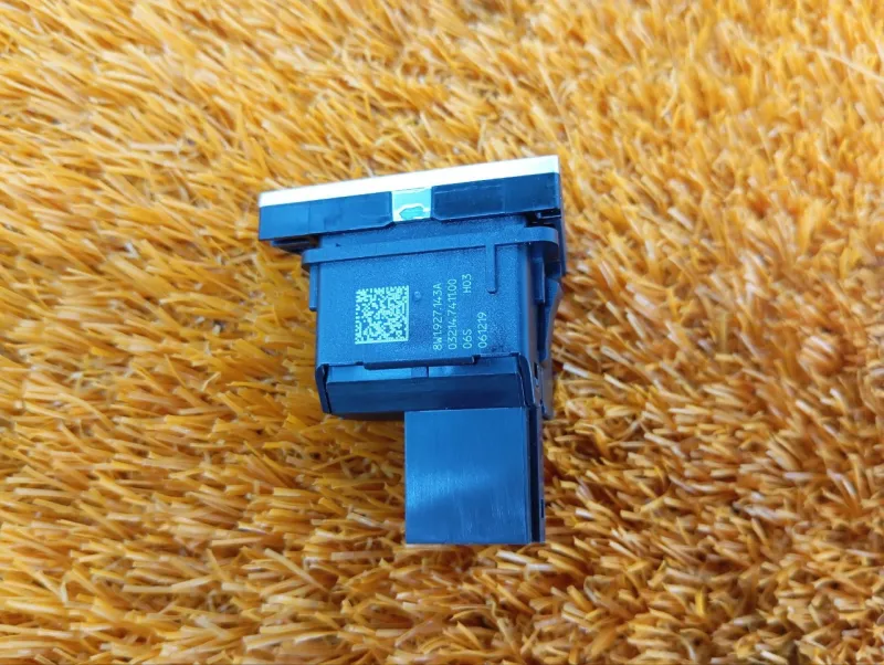 Кнопка стояночного тормоза