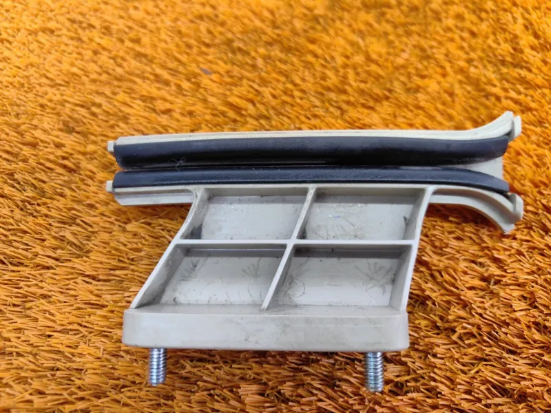 Направляющая стекла двери