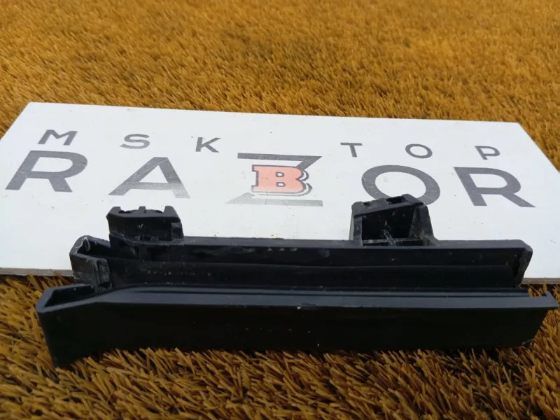 Направляющая стекла двери