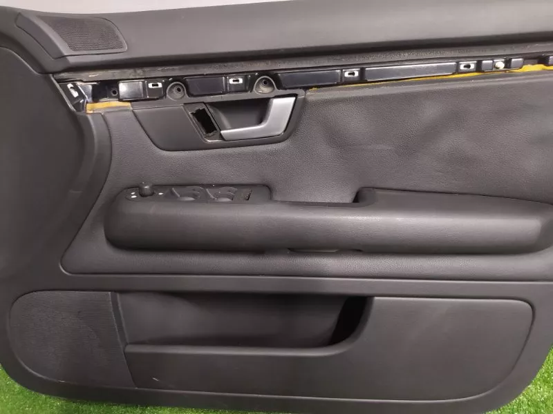 Обшивка двери Audi A4 2005 8E1867106В B7, передняя правая