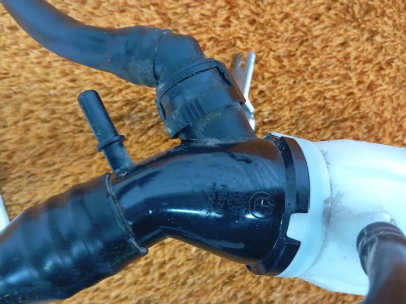 Горловина топливного бака