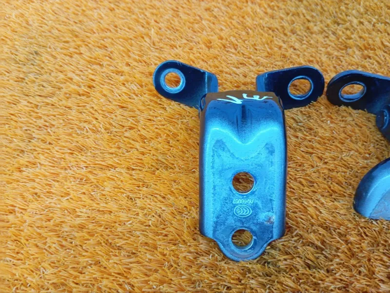 Петля двери