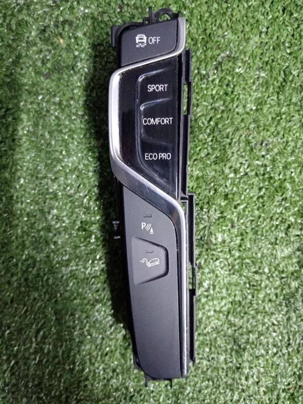 Панель управления в центральной консоли