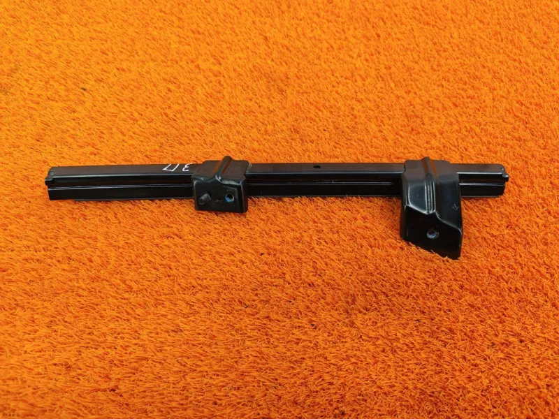 Направляющая стекла двери