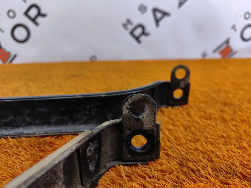 Крепление топливного бака