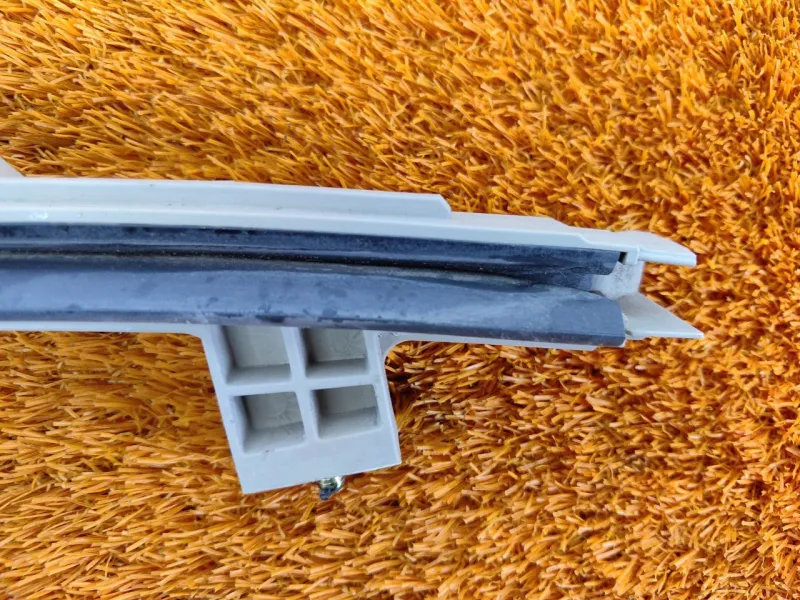 Направляющая стекла двери