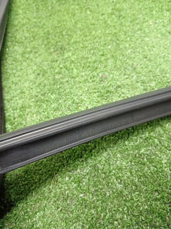 Уплотнитель стекла двери