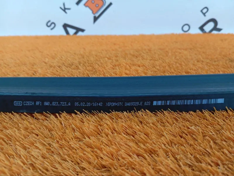 Уплотнитель капота