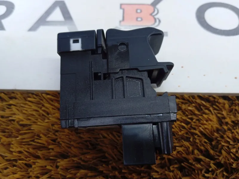 Кнопка стояночного тормоза