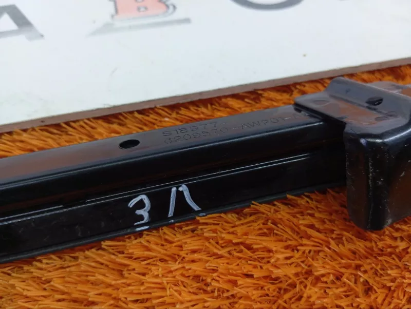 Направляющая стекла двери