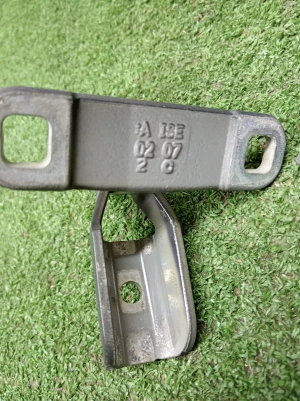 Петля двери багажника