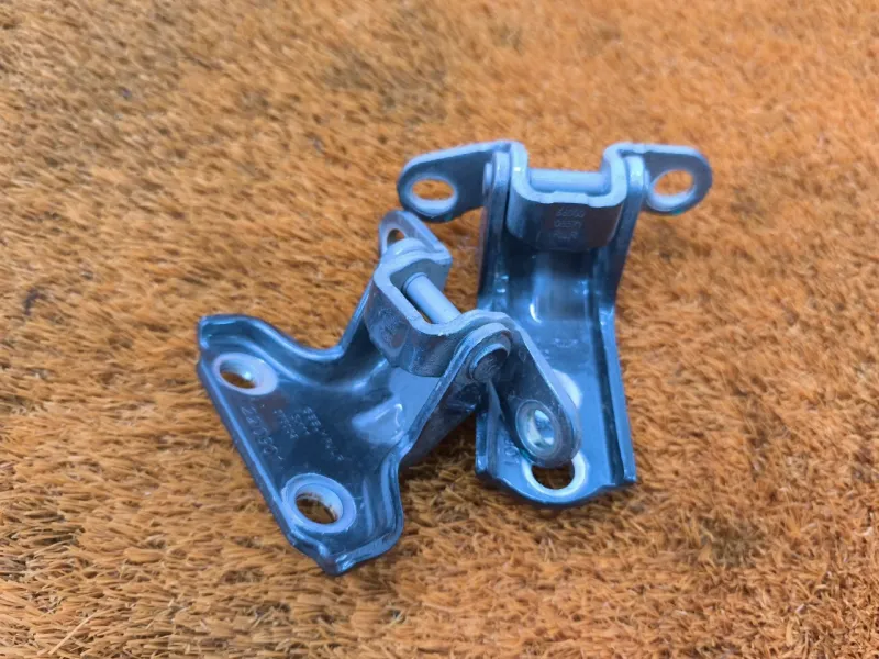 Петля двери