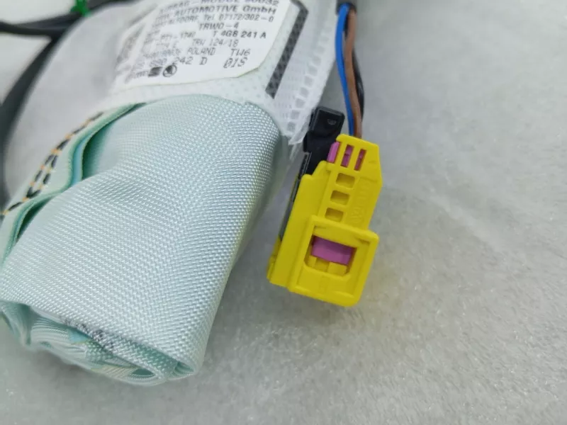 Шторка безопасности Audi A6 2018 4G8880242B C7, правая