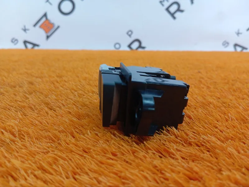 Кнопка стояночного тормоза