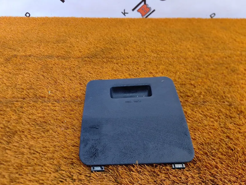 Крышка блока предохранителей