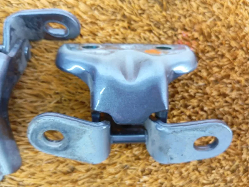 Петля двери