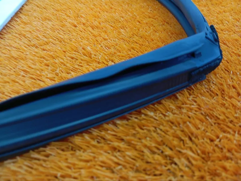 Уплотнитель стекла двери