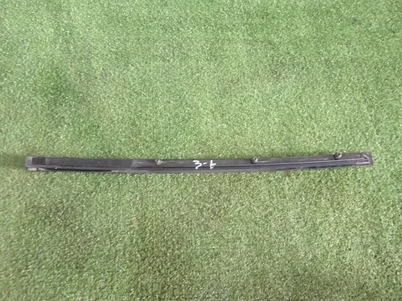 Направляющая стекла двери