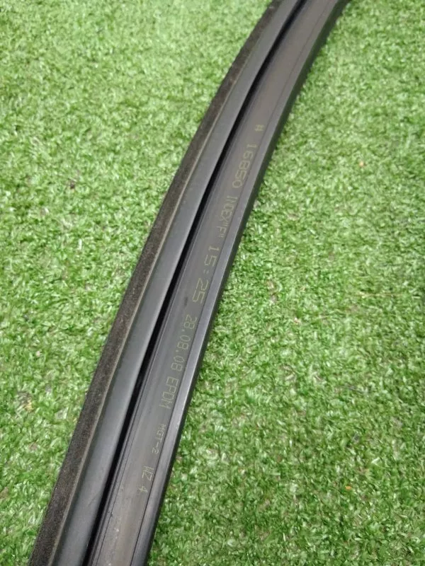 Уплотнитель стекла двери