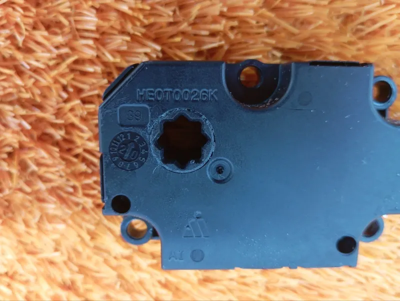 Сервопривод заслонок печки