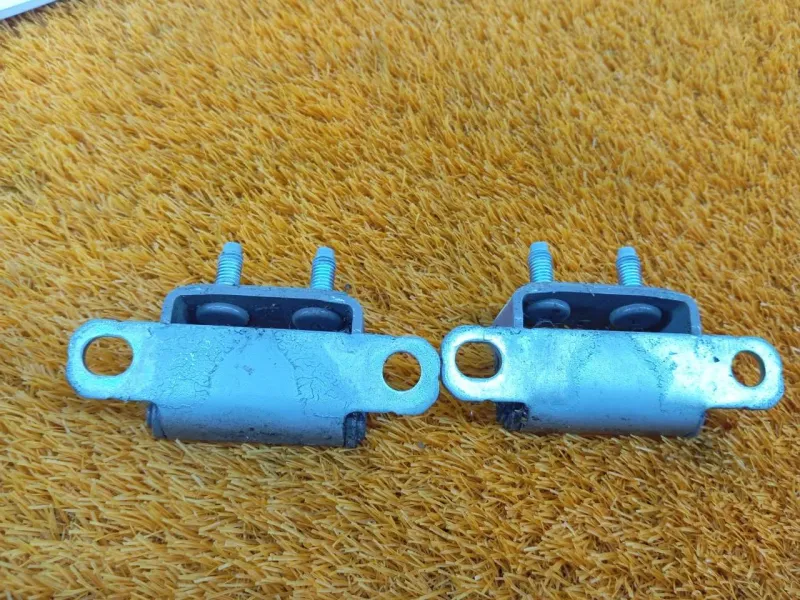 Петля двери багажника