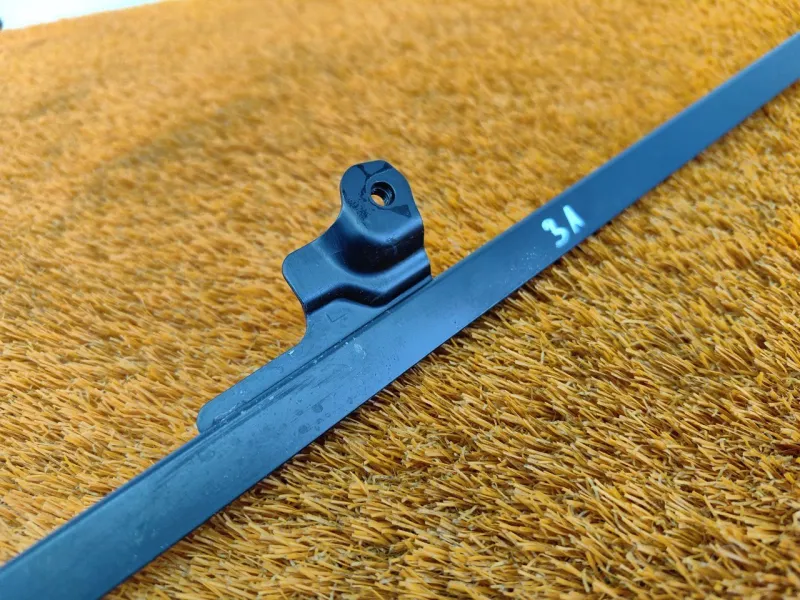 Направляющая стекла двери