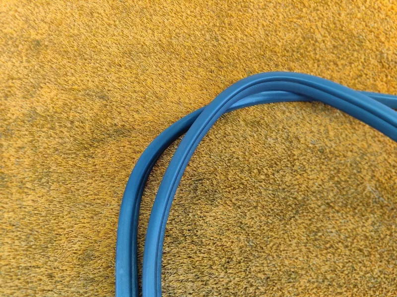 Уплотнитель проема двери