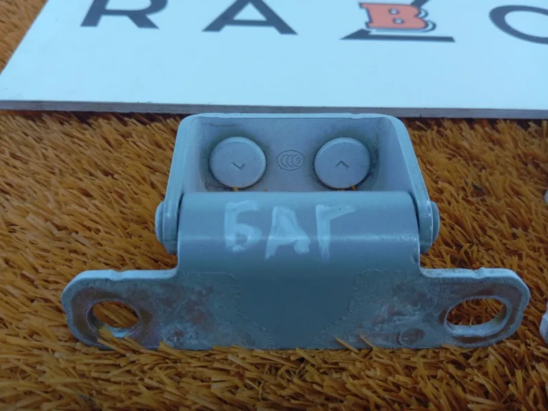 Петля двери багажника