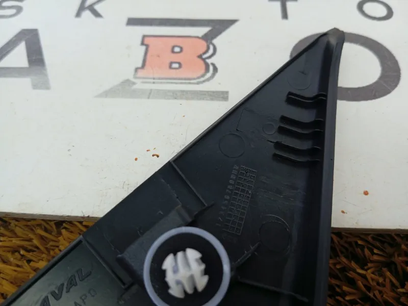 Уголок двери