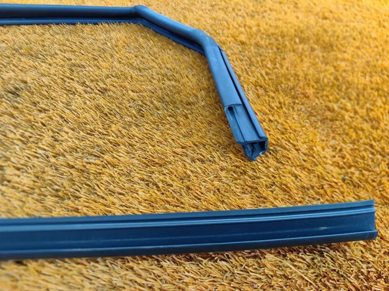 Уплотнитель стекла двери