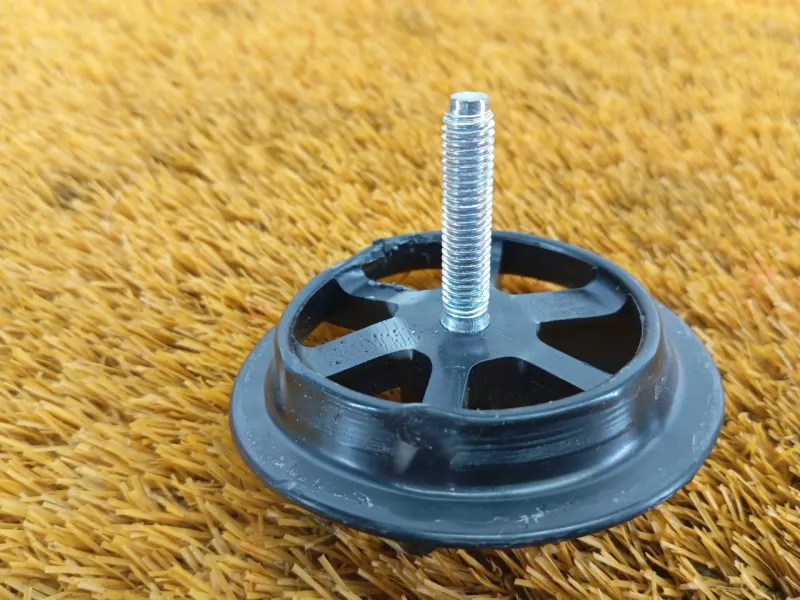 Болт крепления запасного колеса