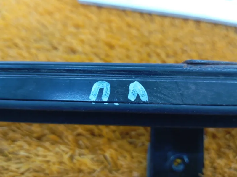 Направляющая стекла двери