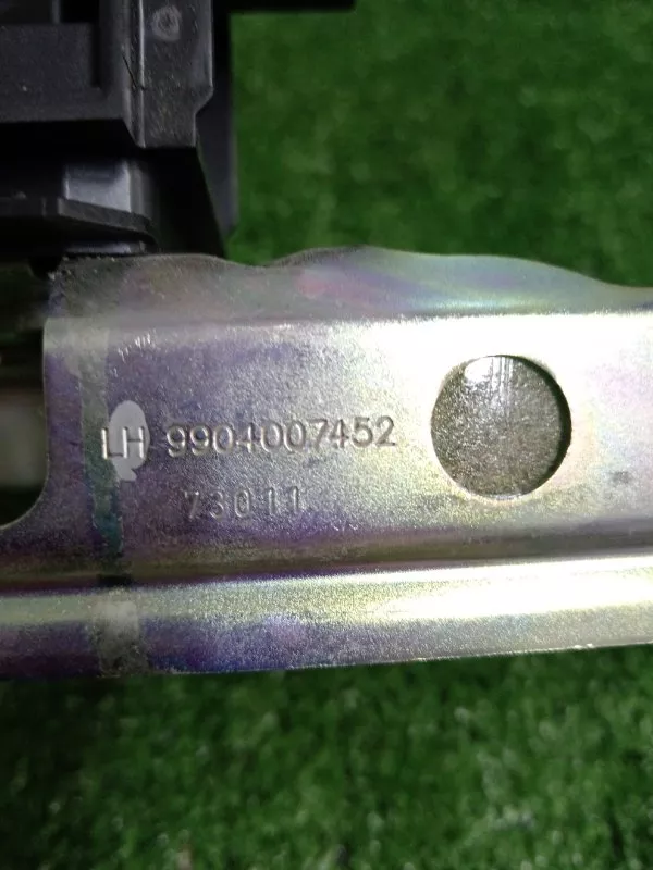 Кронштейн шторки багажника