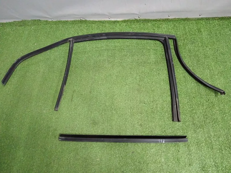 Уплотнитель стекла двери