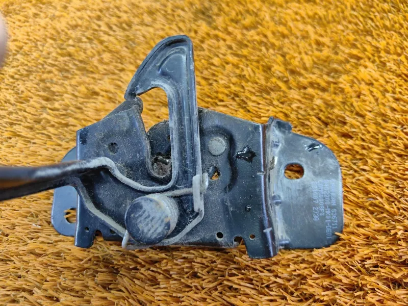 Замок капота