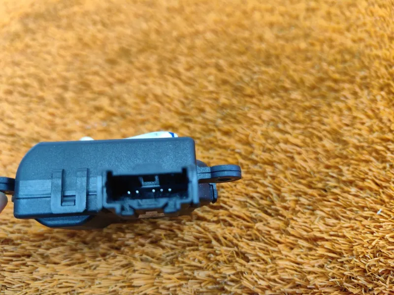 Сервопривод заслонок печки