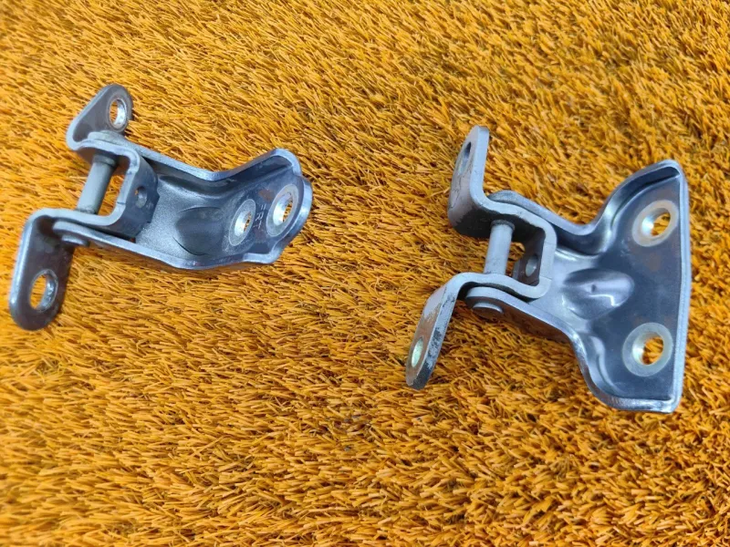 Петля двери