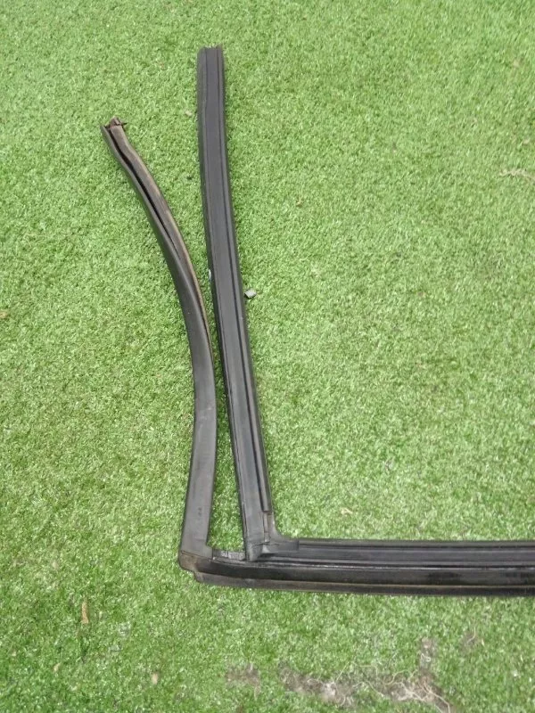 Уплотнитель стекла двери