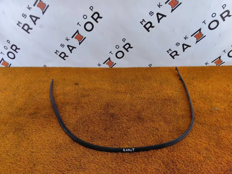 Уплотнитель капота