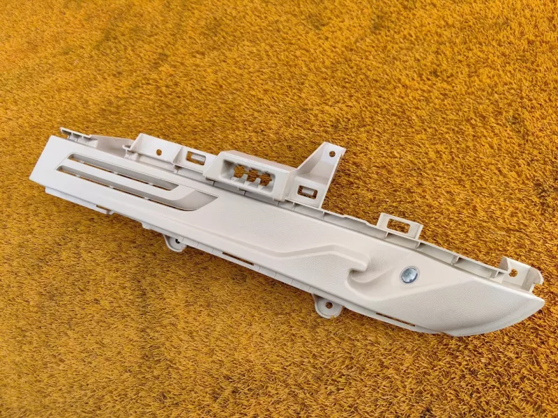 Направляющая шторки багажника