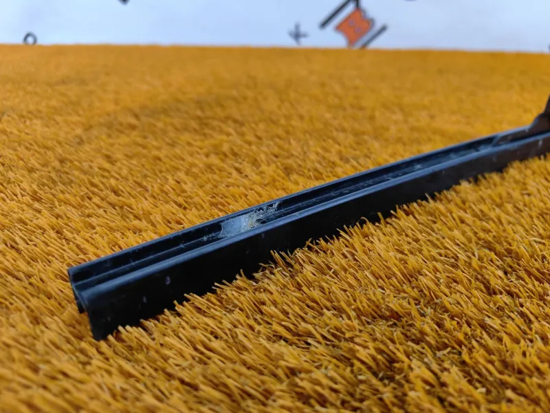 Направляющая стекла двери