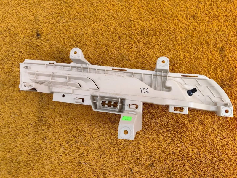 Направляющая шторки багажника